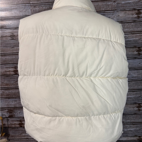 Urban outfitters BDG ivory Puffer Vest Size S-P - Picture 2 of 6